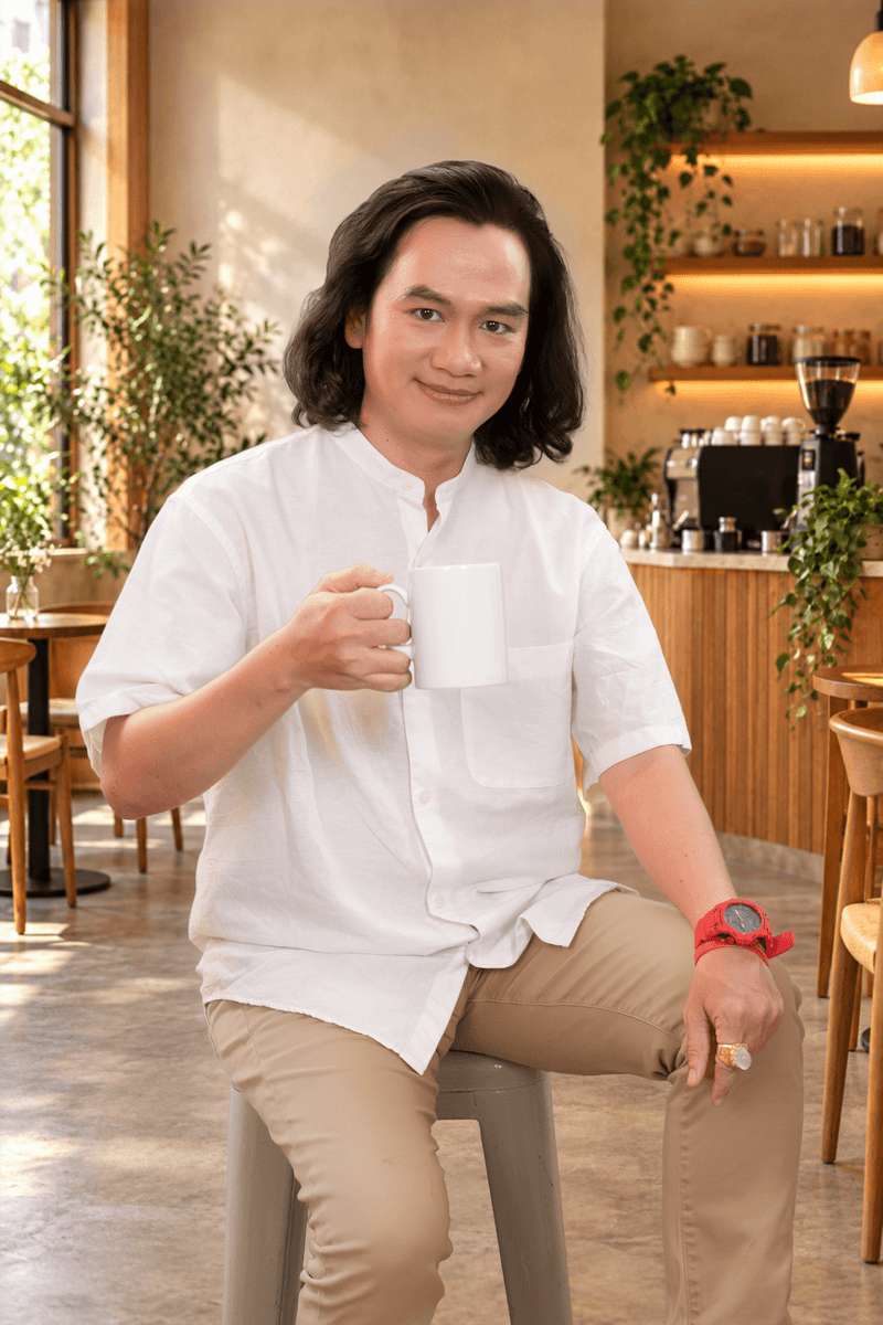 Thiên Luân cầm ly cà phê